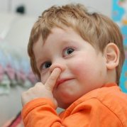 Инородное тело в носу у ребенка: как оказать первую помощь